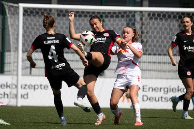 GER, Leipzig, Fußballl, Google Pixel Frauen Bundesliga, 22. Spieltag, RB Leipzig vs. Eintracht Frankfurt im Bild v.l.: Tanja Pawollek (Eintracht Frankfurt 31), Emilia Kiaer Asgeirsdottir (RB Leipzig 08), Zweikampf 11.05.2025, RB Leipzig Training Akademie Cottaweg Leipzig DFB REGULATIONS PROHIBIT ANY USE OF PHOTOGRAPHS AS IMAGE SEQUENCES AND OR QUASI-VIDEO, Copyright: HMBxMedia PaulxFritz