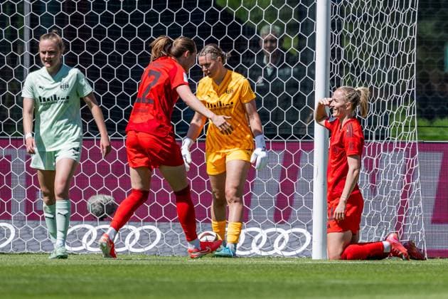 Sydney Lohmann (FC Bayern Muenchen Frauen, 12) eilt heran, um mit Lea Schueller (FC Bayern Muenchen Frauen, 11) deren Tor zum 1:0 gegen Kim Sindermann (Torfrau, SGS Essen, 31) zu feiern FC Bayern Muenchen Frauen vs. SGS Essen 1968, Fussball, Google Pixel Frauen-Bundesliga, 22. Spieltag, Saison 2024 2025, 11.05.2025. (DFL DFB REGULATIONS PROHIBIT ANY USE OF PHOTOGRAPHS as IMAGE SEQUENCES and or QUASI-VIDEO). FC Bayern Muenchen Frauen vs. SGS Essen 1968, Fussball, Google Pixel Frauen-Bundesliga, 22. Spieltag, Saison 2024 2025, 11.05.2025. Muenchen Copyright: xEibner-Pressefoto HeikexFeinerx EP_HFR