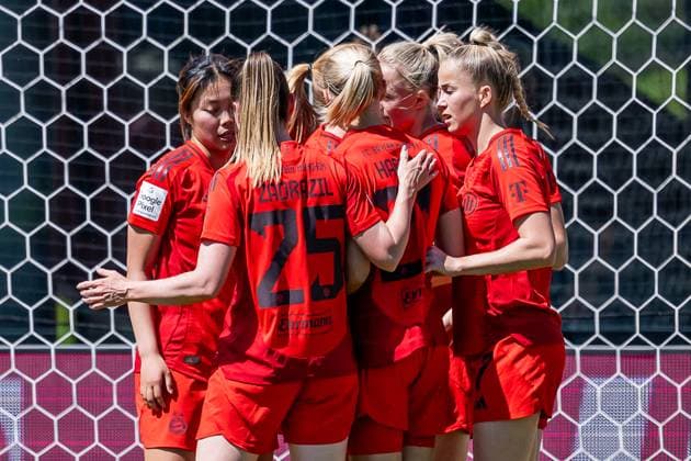 Die Muenchnerinnen bejubeln mit Lea Schueller (FC Bayern Muenchen Frauen, 11) deren Tor zum 1:0 FC Bayern Muenchen Frauen vs. SGS Essen 1968, Fussball, Google Pixel Frauen-Bundesliga, 22. Spieltag, Saison 2024 2025, 11.05.2025. (DFL DFB REGULATIONS PROHIBIT ANY USE OF PHOTOGRAPHS as IMAGE SEQUENCES and or QUASI-VIDEO). FC Bayern Muenchen Frauen vs. SGS Essen 1968, Fussball, Google Pixel Frauen-Bundesliga, 22. Spieltag, Saison 2024 2025, 11.05.2025. Muenchen Copyright: xEibner-Pressefoto HeikexFeinerx EP_HFR