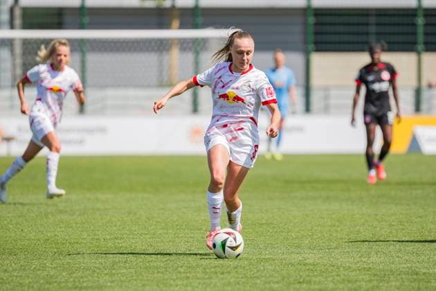 11.05.2025, xomx, Fussball Google Pixel Frauen-Bundesliga, RB Leipzig - Eintracht Frankfurt v.l. Lou-Ann Joly (RasenBallsport Leipzig) am Ball (DFL DFB REGULATIONS PROHIBIT ANY USE OF PHOTOGRAPHS as IMAGE SEQUENCES and or QUASI-VIDEO) Leipzig