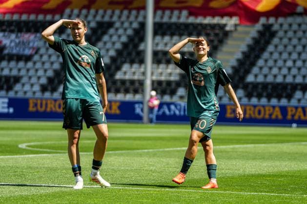 Google Pixel Frauen-Bundesliga: SC Freiburg vs. SV Werder Bremen, 11.05.2025 Torjubel zum 0:1 durch Larissa Mühlhaus (SV Werder Bremen 7) Jubel mit Tuana Mahmoud (SV Werder Bremen 10) Google Pixel Frauen-Bundesliga: SC Freiburg vs. SV Werder Bremen, Dreisamstadion, Sonntag 11.05.2025 DFB DFL REGULATIONS PROHIBIT ANY USE OF PHOTOGRAPHS AS IMAGE SEQUENCES AND OR QUASI-VIDEO. Copyright: xBEAUTIFULxSPORTS Boscox