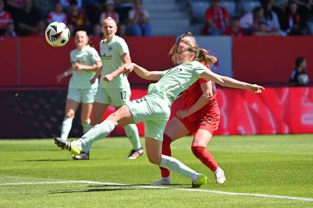 Sarah ZADRAZIL (FCB), Aktion,Zweikampf gegen Lena OSTERMAIER (Essen). Fussball Google Pixel Bundesliga der Frauen Saison 2024 2025, 20.Spieltag, Spieltag22 FC Bayern Muenchen - SGS Essen am 11.05.2025, FC Bayern Campus.