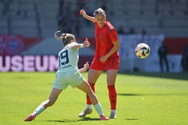 Klara BUEHL (FCB), Aktion,Zweikampf gegen Beke STERNER (Essen). Fussball Google Pixel Bundesliga der Frauen Saison 2024 2025, 20.Spieltag, Spieltag22 FC Bayern Muenchen - SGS Essen am 11.05.2025, FC Bayern Campus.