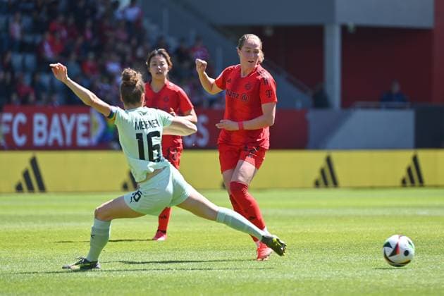 Sydney LOHMANN (FCB) Aktion,Zweikampf gegen Jacqueline MEISSNER (Essen). Fussball Google Pixel Bundesliga der Frauen Saison 2024 2025, 20.Spieltag, Spieltag22 FC Bayern Muenchen - SGS Essen am 11.05.2025, FC Bayern Campus.
