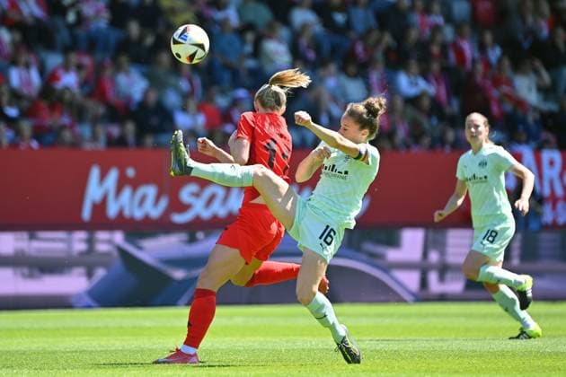 Jacqueline MEISSNER (Essen). Aktion,Zweikampf gegen Lea SCHUELLER (FCB). Fussball Google Pixel Bundesliga der Frauen Saison 2024 2025, 20.Spieltag, Spieltag22 FC Bayern Muenchen - SGS Essen am 11.05.2025, FC Bayern Campus.