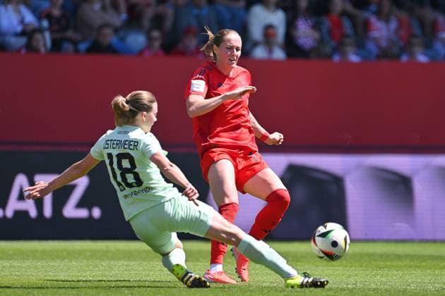 Sydney LOHMANN (FCB) , Aktion,Zweikampf gegen Lena OSTERMEIER (essen). Fussball Google Pixel Bundesliga der Frauen Saison 2024 2025, 20.Spieltag, Spieltag22 FC Bayern Muenchen - SGS Essen am 11.05.2025, FC Bayern Campus.