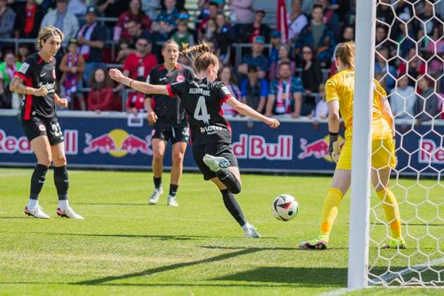11.05.2025, xomx, Fussball Google Pixel Frauen-Bundesliga, RB Leipzig - Eintracht Frankfurt v.l. Sophia Kleinherne (Eintracht Frankfurt) klaert. Stina Johannes (Eintracht Frankfurt) (DFL DFB REGULATIONS PROHIBIT ANY USE OF PHOTOGRAPHS as IMAGE SEQUENCES and or QUASI-VIDEO) Leipzig