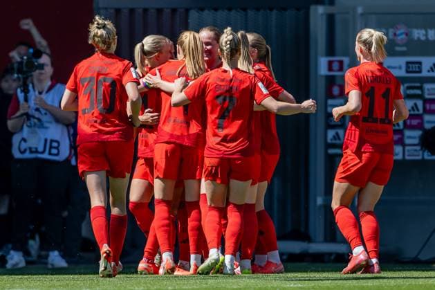 Die Muencherinnen bejubeln mit Pernille Harder (FC Bayern Muenchen Frauen, 21) deren Tor zum 2:0 FC Bayern Muenchen Frauen vs. SGS Essen 1968, Fussball, Google Pixel Frauen-Bundesliga, 22. Spieltag, Saison 2024 2025, 11.05.2025. (DFL DFB REGULATIONS PROHIBIT ANY USE OF PHOTOGRAPHS as IMAGE SEQUENCES and or QUASI-VIDEO). FC Bayern Muenchen Frauen vs. SGS Essen 1968, Fussball, Google Pixel Frauen-Bundesliga, 22. Spieltag, Saison 2024 2025, 11.05.2025. Muenchen Copyright: xEibner-Pressefoto HeikexFeinerx EP_HFR