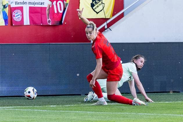 Kampf um den Ball Zweikampf zwischen Alexander Straus (Chef-Trainer, FC Bayern Muenchen Frauen) und Lilli Purtscheller (SGS Essen, 7) an der Seitenlinie FC Bayern Muenchen Frauen vs. SGS Essen 1968, Fussball, Google Pixel Frauen-Bundesliga, 22. Spieltag, Saison 2024 2025, 11.05.2025. (DFL DFB REGULATIONS PROHIBIT ANY USE OF PHOTOGRAPHS as IMAGE SEQUENCES and or QUASI-VIDEO). FC Bayern Muenchen Frauen vs. SGS Essen 1968, Fussball, Google Pixel Frauen-Bundesliga, 22. Spieltag, Saison 2024 2025, 11.05.2025. Muenchen Copyright: xEibner-Pressefoto HeikexFeinerx EP_HFR