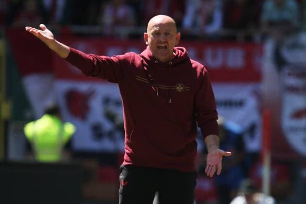 11.05.2025, xmohx, Fussball 2.Bundesliga, 1.FC Kaiserslautern - SV Darmstadt 98 v.l. Trainer Torsten Lieberknecht (1. FC Kaiserslautern) gibt Anweisungen, gestikuliert, mit den Armen gestikulieren gives instructions, gesticulate (DFL DFB REGULATIONS PROHIBIT ANY USE OF PHOTOGRAPHS as IMAGE SEQUENCES and or QUASI-VIDEO) Kaiserslautern