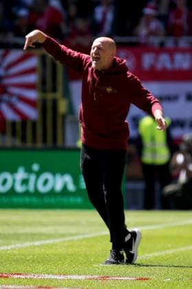 11.05.2025, xmohx, Fussball 2.Bundesliga, 1.FC Kaiserslautern - SV Darmstadt 98 v.l. Trainer Torsten Lieberknecht (1. FC Kaiserslautern) gibt Anweisungen, gestikuliert, mit den Armen gestikulieren gives instructions, gesticulate (DFL DFB REGULATIONS PROHIBIT ANY USE OF PHOTOGRAPHS as IMAGE SEQUENCES and or QUASI-VIDEO) Kaiserslautern