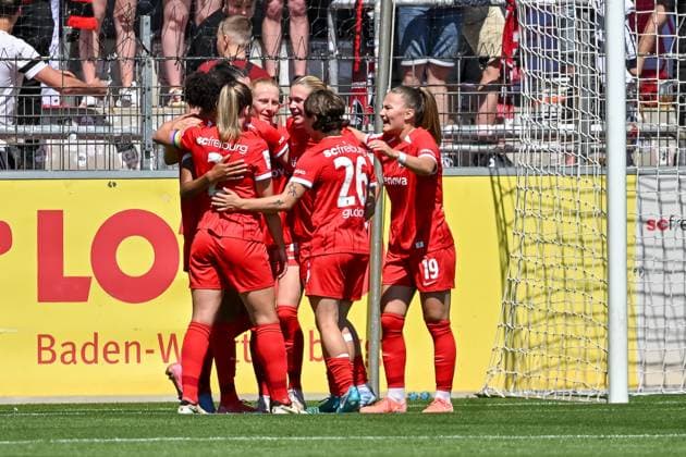 Jubel zum Tor zum 2:1 durch Svenja Foelmli (SC Freiburg Frauen, 17) GER, SC Freiburg - SV Werder Bremen, Frauen-Fussball, Google Pixel Frauen-Bundesliga, 22. Spieltag, Saison 2024 2025, 11.05.2025 DFB REGULATIONS PROHIBIT ANY USE OF PHOTOGRAPHS AS IMAGE SEQUENCES AND OR QUASI-VIDEO GER, SC Freiburg - SV Werder Bremen, Frauen-Fussball, Google Pixel Frauen-Bundesliga, 22. Spieltag, Saison 2024 2025, 11.05.2025 Freiburg Copyright: xEibner-Pressefoto ThomasxHessx EP_THS