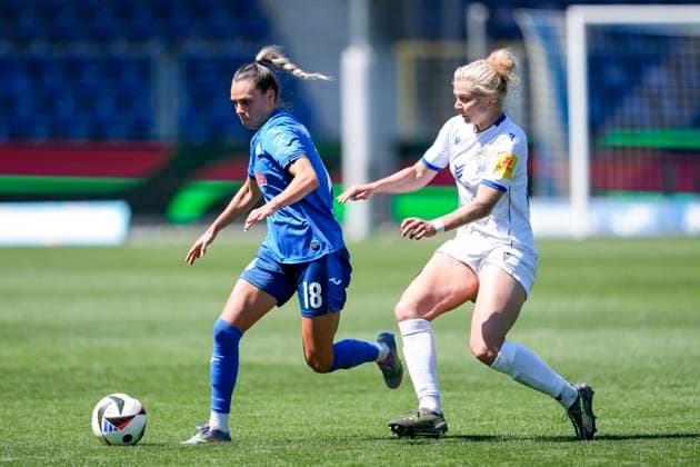 v.li.: Julia Hickelsberger (Hickelsberger-Füller, TSG, 18), Fiona Gaißer (Gaisser, Jena, 22), Zweikampf, Spielszene, Duell, duel, tackle, tackling, Dynamik, Action, Aktion, 11.05.2025, Sinsheim (Hoffenheim) (Deutschland), Fussball, Google Pixel Frauen-Bundesliga, TSG 1899 Hoffenheim - FC Carl Zeiss Jena, DFB DFL REGULATIONS PROHIBIT ANY USE OF PHOTOGRAPHS AS IMAGE SEQUENCES AND OR QUASI-VIDEO.