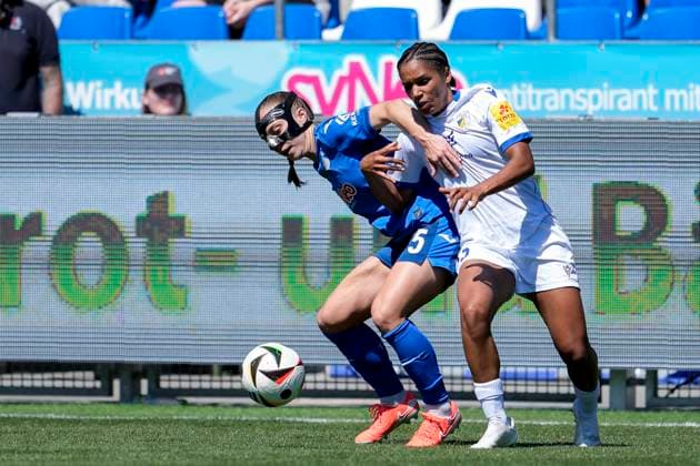 v.li.: Jamilla Sofia Rankin (TSG, 5), Josephine Bonsu (Jena, 23), Zweikampf, Spielszene, Duell, duel, tackle, tackling, Dynamik, Action, Aktion, 11.05.2025, Sinsheim (Hoffenheim) (Deutschland), Fussball, Google Pixel Frauen-Bundesliga, TSG 1899 Hoffenheim - FC Carl Zeiss Jena, DFB DFL REGULATIONS PROHIBIT ANY USE OF PHOTOGRAPHS AS IMAGE SEQUENCES AND OR QUASI-VIDEO.