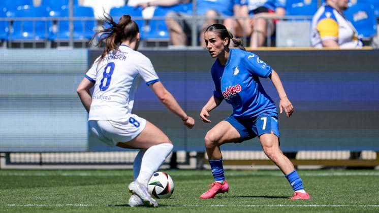 v.li.: Felicia Sträßer (Strässer, Jena, 8), Ereleta Memeti (TSG, 7), Zweikampf, Spielszene, Duell, duel, tackle, tackling, Dynamik, Action, Aktion, 11.05.2025, Sinsheim (Hoffenheim) (Deutschland), Fussball, Google Pixel Frauen-Bundesliga, TSG 1899 Hoffenheim - FC Carl Zeiss Jena, DFB DFL REGULATIONS PROHIBIT ANY USE OF PHOTOGRAPHS AS IMAGE SEQUENCES AND OR QUASI-VIDEO.