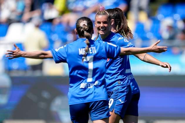 v.li.: Ereleta Memeti (TSG, 7), Torschützin Selina Cerci (TSG, 29), Spielerinnen der TSG 1899 Hoffenheim, jubeln über das Tor zum 3:0, Jubel, Torjubel, Torerfolg, celebrate the goal, goal, celebration, jubelt ueber das Tor, Freuen, Freude, freut sich, optimistisch, positiv, Spielszene, Highlight, Action, Aktion, 11.05.2025, Sinsheim (Hoffenheim) (Deutschland), Fussball, Google Pixel Frauen-Bundesliga, TSG 1899 Hoffenheim - FC Carl Zeiss Jena, DFB DFL REGULATIONS PROHIBIT ANY USE OF PHOTOGRAPHS AS IMAGE SEQUENCES AND OR QUASI-VIDEO.