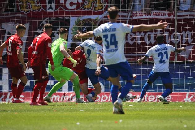 11.05.2025, xmohx, Fussball 2.Bundesliga, 1.FC Kaiserslautern - SV Darmstadt 98 v.l. Szene vor dem vermeintlichen Tor zum 1:2 Abseits Julian Krahl (1. FC Kaiserslautern) Frasier Hornby (SV Darmstadt 98) Zweikampf, Aktion, action, battle for the ball (DFL DFB REGULATIONS PROHIBIT ANY USE OF PHOTOGRAPHS as IMAGE SEQUENCES and or QUASI-VIDEO) Kaiserslautern