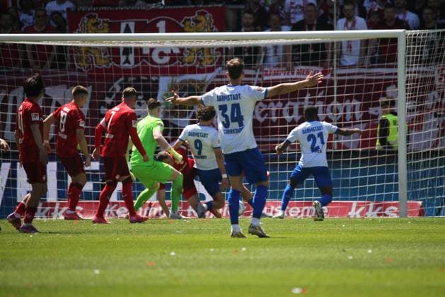 11.05.2025, xmohx, Fussball 2.Bundesliga, 1.FC Kaiserslautern - SV Darmstadt 98 v.l. Szene vor dem vermeintlichen Tor zum 1:2 Abseits Julian Krahl (1. FC Kaiserslautern) Frasier Hornby (SV Darmstadt 98) Zweikampf, Aktion, action, battle for the ball (DFL DFB REGULATIONS PROHIBIT ANY USE OF PHOTOGRAPHS as IMAGE SEQUENCES and or QUASI-VIDEO) Kaiserslautern