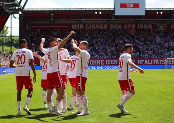 Torjubel, Frederic Ananou (SSV Jahn Regensburg, 27),Sebastian Ernst (SSV Jahn Regensburg, 15), Christian Kühlwetter (SSV Jahn Regensburg, 30), Noah Ganaus (SSV Jahn Regensburg, 20)Rasim Bulic (SSV Jahn Regensburg, 5) GER, SSV Jahn Regensburg vs. Karlsruher SC, Fussball, 2. Bundesliga, Saison 2024 2025, 33. Spieltag, ,11.05.2025 (DFB DFL regulations prohibit any use of photographs as image sequences and or quasi-video) GER, SSV Jahn Regensburg vs. Karlsruher SC, Fussball, 2. Bundesliga, Saison 2024 2025, 33. Spieltag, 11.05.2025 Regensburg
