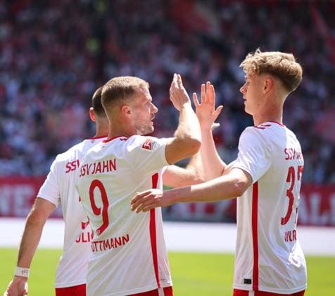Torjubel, Leopold Wurm (SSV Jahn Regensburg, 37),Eric Hottmann (SSV Jahn Regensburg, 9), Noah Ganaus (SSV Jahn Regensburg, 20) GER, SSV Jahn Regensburg vs. Karlsruher SC, Fussball, 2. Bundesliga, Saison 2024 2025, 33. Spieltag, ,11.05.2025 (DFB DFL regulations prohibit any use of photographs as image sequences and or quasi-video) GER, SSV Jahn Regensburg vs. Karlsruher SC, Fussball, 2. Bundesliga, Saison 2024 2025, 33. Spieltag, 11.05.2025 Regensburg