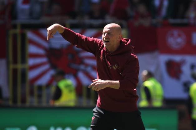 11.05.2025, xmohx, Fussball 2.Bundesliga, 1.FC Kaiserslautern - SV Darmstadt 98 v.l. Trainer Torsten Lieberknecht (1. FC Kaiserslautern) gibt Anweisungen, gestikuliert, mit den Armen gestikulieren gives instructions, gesticulate (DFL DFB REGULATIONS PROHIBIT ANY USE OF PHOTOGRAPHS as IMAGE SEQUENCES and or QUASI-VIDEO) Kaiserslautern