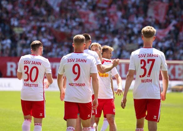 Torjubel 1:1, Leopold Wurm (SSV Jahn Regensburg, 37), Eric Hottmann (SSV Jahn Regensburg, 9), Christian Kühlwetter (SSV Jahn Regensburg, 30), Noah Ganaus (SSV Jahn Regensburg, 20) GER, SSV Jahn Regensburg vs. Karlsruher SC, Fussball, 2. Bundesliga, Saison 2024 2025, 33. Spieltag, ,11.05.2025 (DFB DFL regulations prohibit any use of photographs as image sequences and or quasi-video) GER, SSV Jahn Regensburg vs. Karlsruher SC, Fussball, 2. Bundesliga, Saison 2024 2025, 33. Spieltag, 11.05.2025 Regensburg