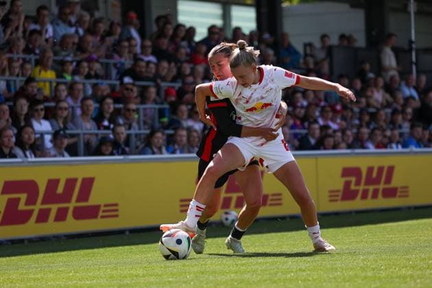 Marlene Mueller (RB Leipzig Frauen, 27) Zweikampf, Duell, Kampf am Ball mit Carlotta Wamser (Eintracht Frankfurt Frauen, 30), RB Leipzig Frauen vs. Eintracht Frankfurt Frauen, Fussball, 1. Frauen Bundesliga, 22. Spieltag, Saison 2024 2025, 11.05.2025,¨ DFL REGULATIONS PROHIBIT ANY USE OF PHOTOGRAPHS AS IMAGE SEQUENCES AND OR QUASI-VIDEO,¨ RB Leipzig Frauen vs. Eintracht Frankfurt Frauen, Fussball, 1. Frauen Bundesliga, 22. Spieltag, Saison 2024 2025, 11.05.2025 Leipzig Copyright: xEibner-Pressefoto LauraxRoemerx EP_LRR