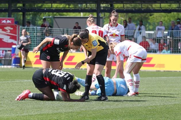 1. Bundesliga Frauen: RB Leipzig vs. SG Eintracht Frankfurt, 11.05.25 Schiedsrichterin Angelika Söder erkundigt sich bei Nicole Anyomi (19, Eintracht Frankfurt) und Torwart Elvira Herzog (1, RB Leipzig), die verletzt am Boden liegen. Fußball, Google Pixel Frauen-Bundesliga, Saison 2024 2025, 22. Spieltag: RB Leipzig vs. SG Eintracht Frankfurt am 11.05.25, RB-Akademie Cottaweg. DFB REGULATIONS PROHIBIT ANY USE OF PHOTOGRAPHS AS IMAGE SEQUENCES AND OR QUASI-VIDEO. Copyright: xBEAUTIFULxSPORTS JanxKaeferx