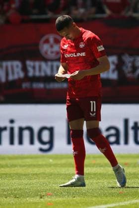 11.05.2025, xmohx, Fussball 2.Bundesliga, 1.FC Kaiserslautern - SV Darmstadt 98 v.l. Kevin Prince Redondo (1. FC Kaiserslautern) mit einem Zettel mit taktischen Anweisungen (DFL DFB REGULATIONS PROHIBIT ANY USE OF PHOTOGRAPHS as IMAGE SEQUENCES and or QUASI-VIDEO) Kaiserslautern