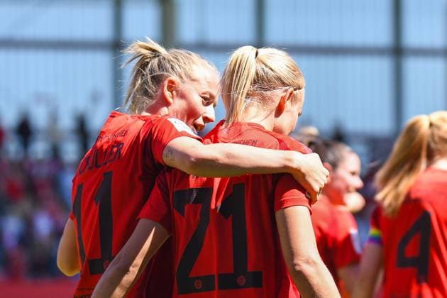 Fußball I Frauen I Saison 2024-2025 I Bundesliga I 22. Spieltag I FC Bayern München - SGS Essen I 11.05.2025 Torschützin zum 1:0 (Lea Schüller (11, FC Bayern München) umarmt Torschützin zum 2:0 Pernille Harder (21, FC Bayern München) München Ingolstädter Straße 272 Bayern Deutschland Copyright: xLobeca InesxHähnelx