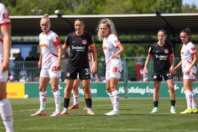 Victoria Krug (RB Leipzig Frauen, 20), Tanja Pawollek (Eintracht Frankfurt Frauen, 31), Jenny Hipp (RB Leipzig Frauen, 19), Geraldine Reuteler (Eintracht Frankfurt Frauen, 14) konzentriert vor dem Freischlag, RB Leipzig Frauen vs. Eintracht Frankfurt Frauen, Fussball, 1. Frauen Bundesliga, 22. Spieltag, Saison 2024 2025, 11.05.2025,¨ DFL REGULATIONS PROHIBIT ANY USE OF PHOTOGRAPHS AS IMAGE SEQUENCES AND OR QUASI-VIDEO,¨ RB Leipzig Frauen vs. Eintracht Frankfurt Frauen, Fussball, 1. Frauen Bundesliga, 22. Spieltag, Saison 2024 2025, 11.05.2025 Leipzig Copyright: xEibner-Pressefoto LauraxRoemerx EP_LRR