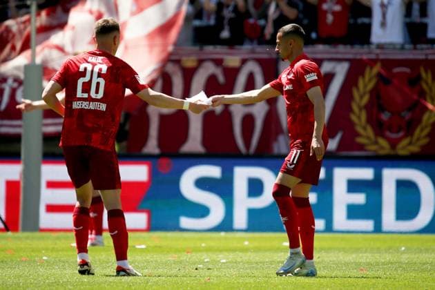 11.05.2025, xmohx, Fussball 2.Bundesliga, 1.FC Kaiserslautern - SV Darmstadt 98 v.l. Kevin Prince Redondo (1. FC Kaiserslautern) mit einem Zettel mit taktischen Anweisungen Filip Kaloc (1. FC Kaiserslautern) (DFL DFB REGULATIONS PROHIBIT ANY USE OF PHOTOGRAPHS as IMAGE SEQUENCES and or QUASI-VIDEO) Kaiserslautern