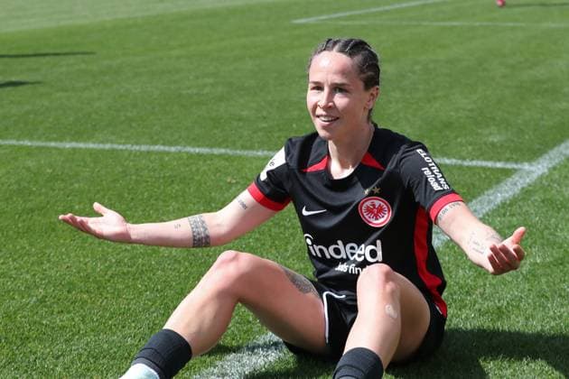 1. Bundesliga Frauen: RB Leipzig vs. SG Eintracht Frankfurt, 11.05.25 Geraldine Reuteler (14, Eintracht Frankfurt) mit einer verständnislosen. Fußball, Google Pixel Frauen-Bundesliga, Saison 2024 2025, 22. Spieltag: RB Leipzig vs. SG Eintracht Frankfurt am 11.05.25, RB-Akademie Cottaweg. DFB REGULATIONS PROHIBIT ANY USE OF PHOTOGRAPHS AS IMAGE SEQUENCES AND OR QUASI-VIDEO. Copyright: xBEAUTIFULxSPORTS JanxKaeferx