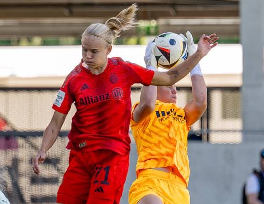 Kim Sindermann (Torfrau, SGS Essen, 31) klaert vor Pernille Harder (FC Bayern Muenchen Frauen, 21) FC Bayern Muenchen Frauen vs. SGS Essen 1968, Fussball, Google Pixel Frauen-Bundesliga, 22. Spieltag, Saison 2024 2025, 11.05.2025. (DFL DFB REGULATIONS PROHIBIT ANY USE OF PHOTOGRAPHS as IMAGE SEQUENCES and or QUASI-VIDEO). FC Bayern Muenchen Frauen vs. SGS Essen 1968, Fussball, Google Pixel Frauen-Bundesliga, 22. Spieltag, Saison 2024 2025, 11.05.2025. Muenchen Copyright: xEibner-Pressefoto HeikexFeinerx EP_HFR
