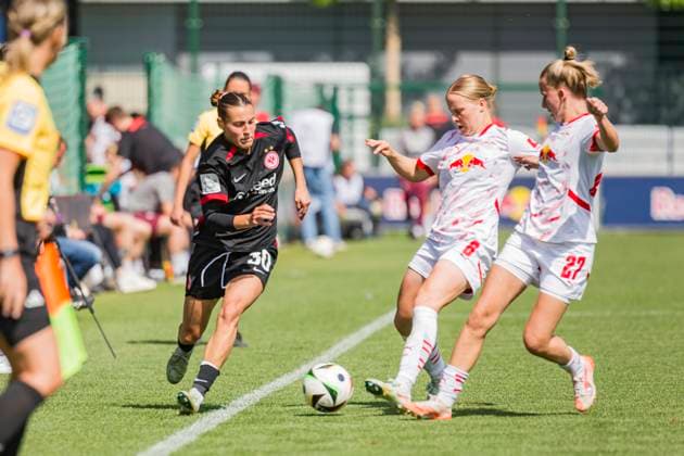 11.05.2025, xomx, Fussball Google Pixel Frauen-Bundesliga, RB Leipzig - Eintracht Frankfurt v.l. Carlotta Wamser (Eintracht Frankfurt), Emilia Kiär Asgeirsdöttir (RasenBallsport Leipzig), Marlene Müller (RasenBallsport Leipzig) am Ball (DFL DFB REGULATIONS PROHIBIT ANY USE OF PHOTOGRAPHS as IMAGE SEQUENCES and or QUASI-VIDEO) Leipzig