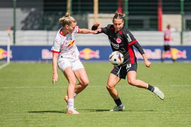 11.05.2025, xomx, Fussball Google Pixel Frauen-Bundesliga, RB Leipzig - Eintracht Frankfurt v.l. Marlene Müller (RasenBallsport Leipzig) und Lara Prasnikar (Eintracht Frankfurt) im Zweikampf am Ball. (DFL DFB REGULATIONS PROHIBIT ANY USE OF PHOTOGRAPHS as IMAGE SEQUENCES and or QUASI-VIDEO) Leipzig