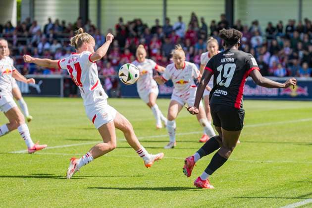 11.05.2025, xomx, Fussball Google Pixel Frauen-Bundesliga, RB Leipzig - Eintracht Frankfurt v.l. Marlene Müller (RasenBallsport Leipzig) und Nicole Anyomi (Eintracht Frankfurt) am Ball im Zweikampf (DFL DFB REGULATIONS PROHIBIT ANY USE OF PHOTOGRAPHS as IMAGE SEQUENCES and or QUASI-VIDEO) Leipzig