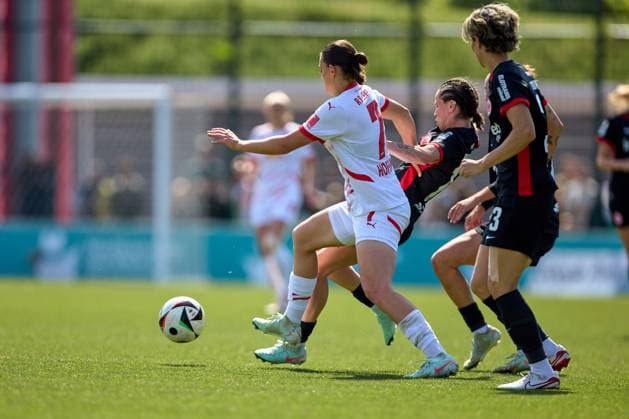 11.05.2025, GER, Frauenfußball, BL, 2024 2025, RB Leipzig - Eintracht Frankfurt Giovanna Hoffmann (7, RB Leipzig), Aktion, im Zweikampf mit Geraldine Reuteler (14, Eintracht Frankfurt) Leipzig Trainingszentrum der Roten Bulle Sachsen Deutschland