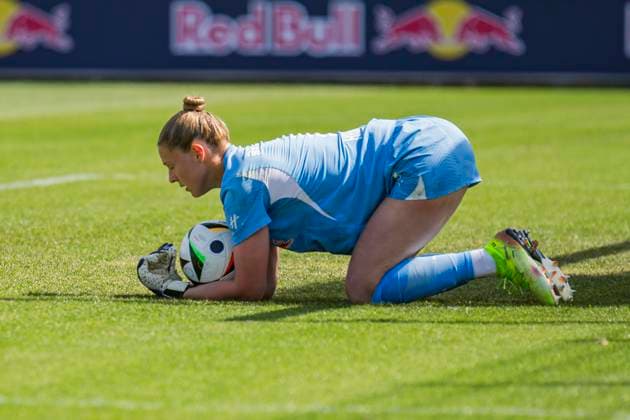 11.05.2025, xomx, Fussball Google Pixel Frauen-Bundesliga, RB Leipzig - Eintracht Frankfurt v.l. Elvira Johanna Herzog (RasenBallsport Leipzig) am Ball. Einzelbild, Freisteller, (DFL DFB REGULATIONS PROHIBIT ANY USE OF PHOTOGRAPHS as IMAGE SEQUENCES and or QUASI-VIDEO) Leipzig