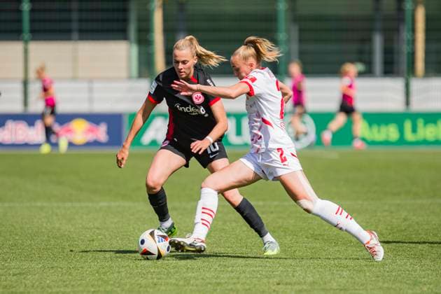 11.05.2025, xomx, Fussball Google Pixel Frauen-Bundesliga, RB Leipzig - Eintracht Frankfurt v.l. Laura Freigang (Eintracht Frankfurt) und Frederike Kempe (RasenBallsport Leipzig) im Zweikampf am Ball (DFL DFB REGULATIONS PROHIBIT ANY USE OF PHOTOGRAPHS as IMAGE SEQUENCES and or QUASI-VIDEO) Leipzig
