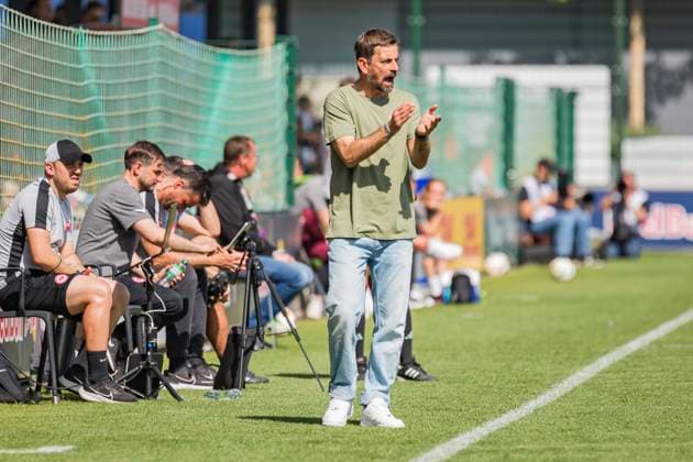 11.05.2025, xomx, Fussball Google Pixel Frauen-Bundesliga, RB Leipzig - Eintracht Frankfurt v.l. Niko Arnautis (Eintracht Frankfurt Trainer). Klatscht, Klatschen (DFL DFB REGULATIONS PROHIBIT ANY USE OF PHOTOGRAPHS as IMAGE SEQUENCES and or QUASI-VIDEO) Leipzig