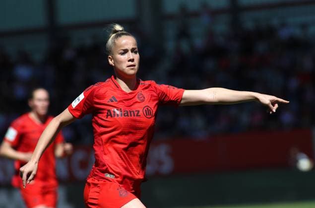 Sport Bilder des Tages Fussball, Frauen, Google Pixel Frauen Bundesliga, 22.Spieltag, Saison 2024 2025, FC Bayern München - SGS Essen, Campus Giulia Gwinn (FC Bayern München) hebt den linken Arm, zeigen, deuten