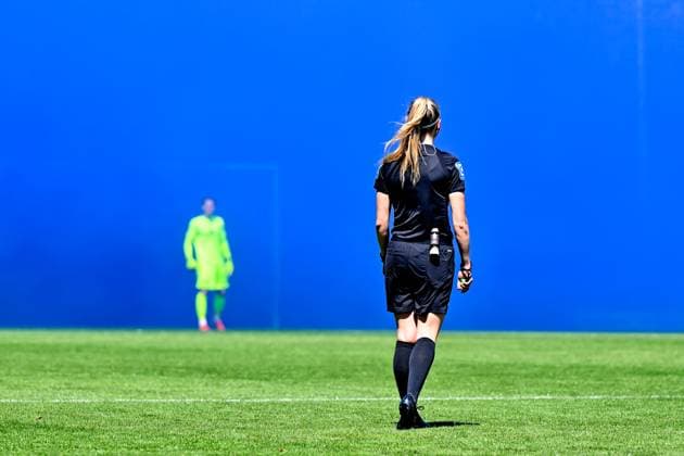 Sport Themen der Woche KW19 Sport Bilder des Tages v.li.: Konstantin Heide (Torwart, Unterhaching, 1) und Fabienne Michel (Schiedsrichter, Referee) stehen im blauen Nebel nachdem die Bielefelder Fans Rauchbomebn gezündet haben, die Partie wurde infolge dessen für einige Minuten unterbrochen, Bengalo, Bengalos, Feuerwerk, flare, 11.05.2025, Unterhaching (Deutschland), Fussball, 3. Liga, SpVgg Unterhaching - DSC Arminia Bielefeld, DFB DFL REGULATIONS PROHIBIT ANY USE OF PHOTOGRAPHS AS IMAGE SEQUENCES AND OR QUASI-VIDEO. *** from left Konstantin Heide goalkeeper, Unterhaching, 1 and Fabienne Michel referee, referee stand in the blue fog after the Bielefeld fans set off smoke bombs, the match was interrupted for a few minutes as a result, Bengalo, Bengalos, fireworks, flare, 11 05 2025, Unterhaching Germany , Football, 3 Liga, SpVgg Unterhaching DSC Arminia Bielefeld, DFB DFL REGULATIONS PROHIBIT ANY USE OF PHOTOGRAPHS AS IMAGE SEQUENCES AND OR QUASI VIDEO xslx