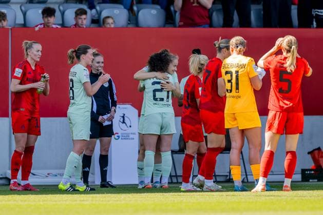 Anja Pfluger (SGS Essen, 21) beendet ihre aktive Karriere und wird mit einem Spalier verabschiedet FC Bayern Muenchen Frauen vs. SGS Essen 1968, Fussball, Google Pixel Frauen-Bundesliga, 22. Spieltag, Saison 2024 2025, 11.05.2025. (DFL DFB REGULATIONS PROHIBIT ANY USE OF PHOTOGRAPHS as IMAGE SEQUENCES and or QUASI-VIDEO). FC Bayern Muenchen Frauen vs. SGS Essen 1968, Fussball, Google Pixel Frauen-Bundesliga, 22. Spieltag, Saison 2024 2025, 11.05.2025. Muenchen Copyright: xEibner-Pressefoto HeikexFeinerx EP_HFR