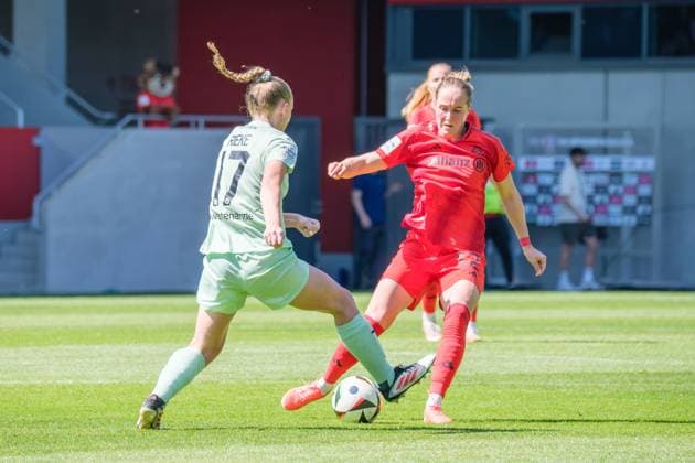 Sydney Lohmann (12, FC Bayern München) und Annalena Rieke (17, SGS Essen) beim Spiel FC Bayern München v SGS Essen, Fußball, Frauen, Google Pixel Frauen-Bundesliga, 2024 2025, 22.Spieltag am 11.05.2025 in München, FC Bayern Campus. DFL and DFB regulations prohibit any use of photographs as image sequences and or quasi-video. Bayern Deutschland