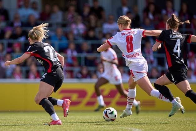 11.05.2025, GER, Frauenfußball, BL, 2024 2025, RB Leipzig - Eintracht Frankfurt Emilia Asgeirsdottir (8, RB Leipzig), Freisteller, mit Ball Leipzig Trainingszentrum der Roten Bulle Sachsen Deutschland