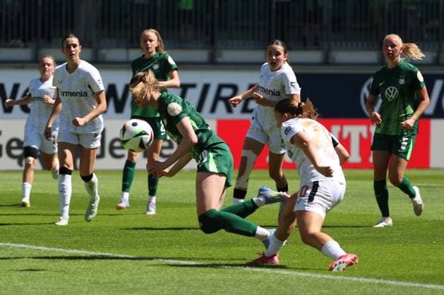 VfL vs. Leverkusen, BL Frauen Wolfsburg, 11.05.2025, FUßBALL - VfL Wolfsburg vs. Bayer 04 Leverkusen, Google Pixel Frauen-Bundesliga, Saison 2024 25. Jule Brand (VfL Wolfsburg), Estrella Merino Gonzales (Bayer 04 Leverkusen) Wolfsburg