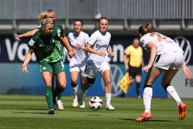 VfL vs. Leverkusen, BL Frauen Wolfsburg, 11.05.2025, FUßBALL - VfL Wolfsburg vs. Bayer 04 Leverkusen, Google Pixel Frauen-Bundesliga, Saison 2024 25. Lena Lattwein (VfL Wolfsburg), Estrella Merino Gonzales (Bayer 04 Leverkusen) Wolfsburg