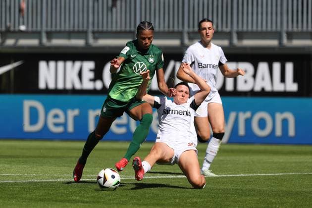 VfL vs. Leverkusen, BL Frauen Wolfsburg, 11.05.2025, FUßBALL - VfL Wolfsburg vs. Bayer 04 Leverkusen, Google Pixel Frauen-Bundesliga, Saison 2024 25. Sveindis Jonsdottir (VfL Wolfsburg), Lilla Turanyi (Bayer 04 Leverkusen) Wolfsburg