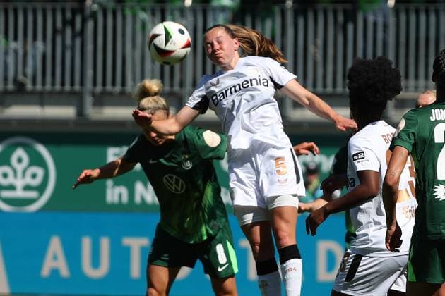 VfL vs. Leverkusen, BL Frauen Wolfsburg, 11.05.2025, FUßBALL - VfL Wolfsburg vs. Bayer 04 Leverkusen, Google Pixel Frauen-Bundesliga, Saison 2024 25. Lena Lattwein (VfL Wolfsburg), Janou Levels (Bayer 04 Leverkusen) Wolfsburg